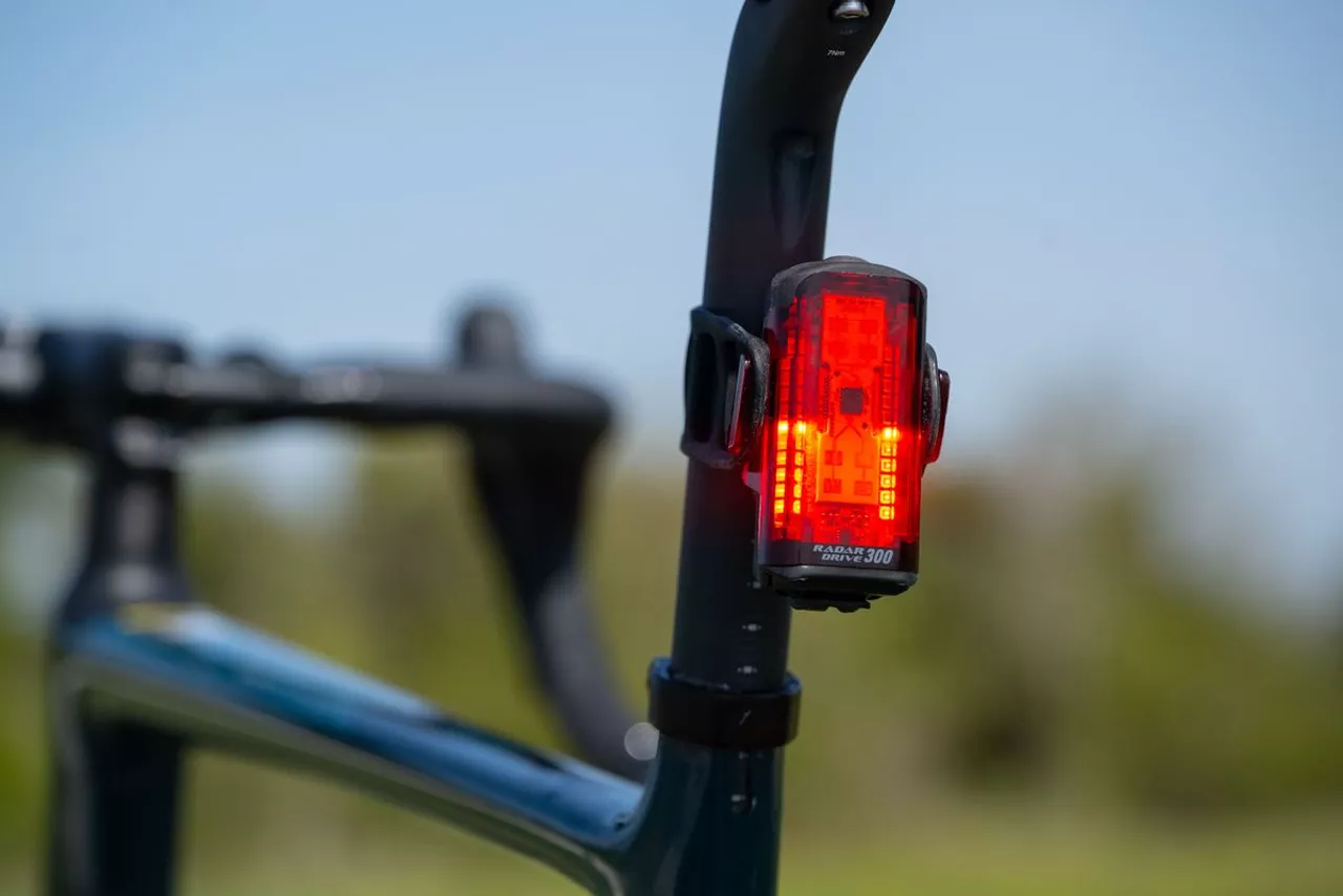 후방 레이더 라이트, 25만 원대로 안전을 삽니다 — Lezyne Radar Drive 리뷰