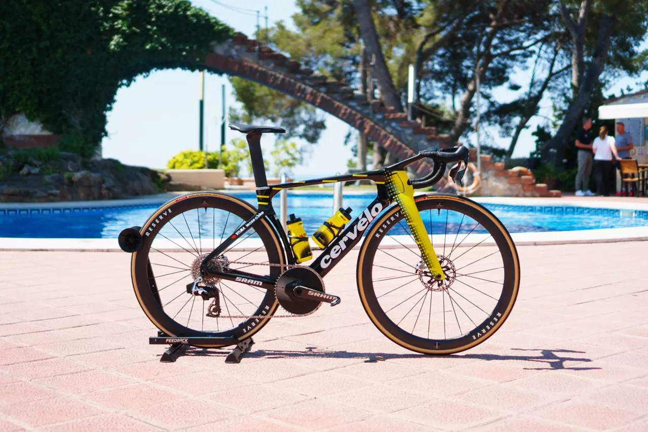 빙가고의 세르벨로 S5, UCI 최저 중량 6.8kg에 딱 맞추다 — 2026 투르 프로 바이크 분석