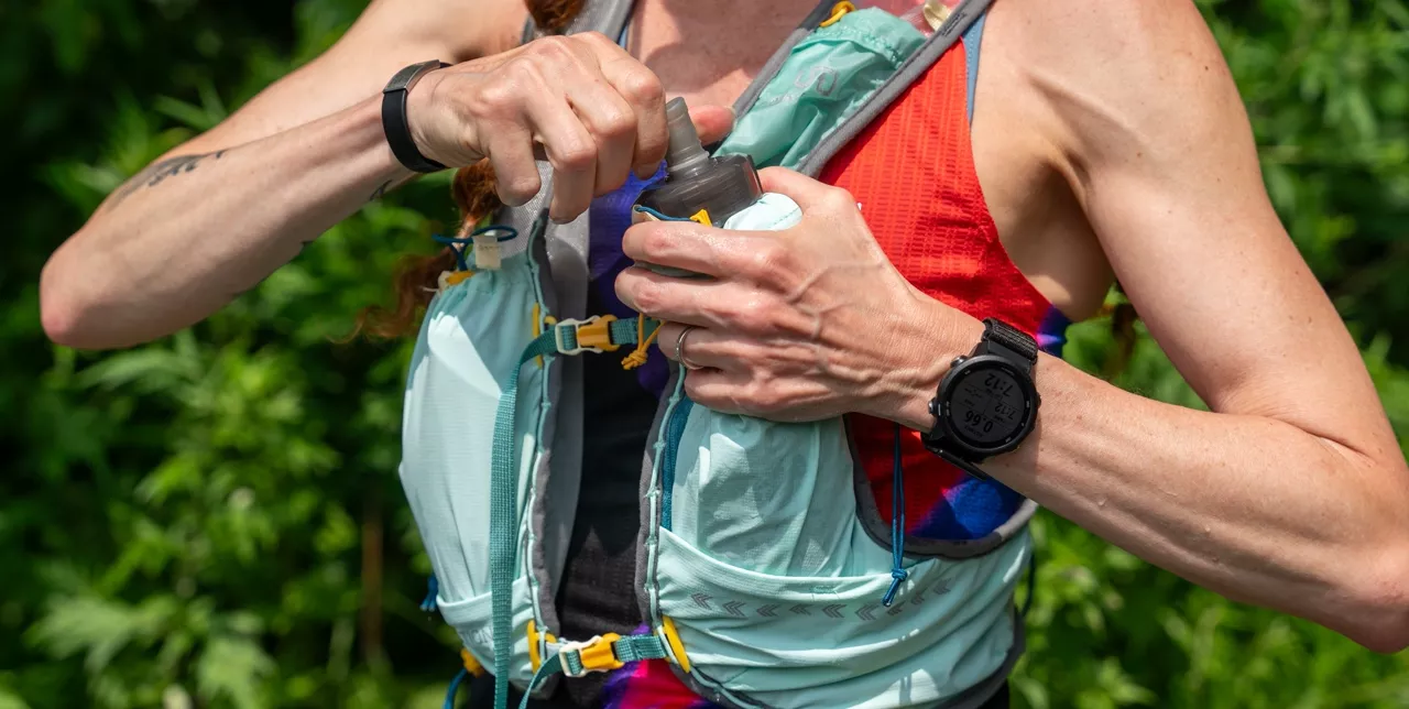 러닝 베스트를 착용한 주자의 모습